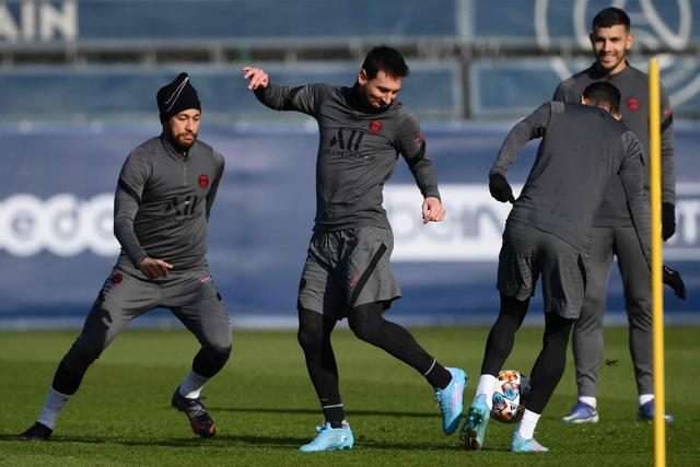 法尔14分14板7帽布莱克尼30分 肯帝亚不敌新疆